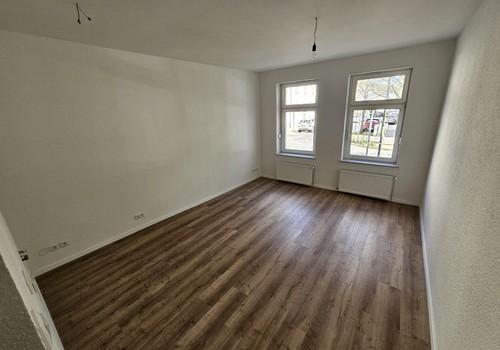 Wohnzimmer mit offener Küche