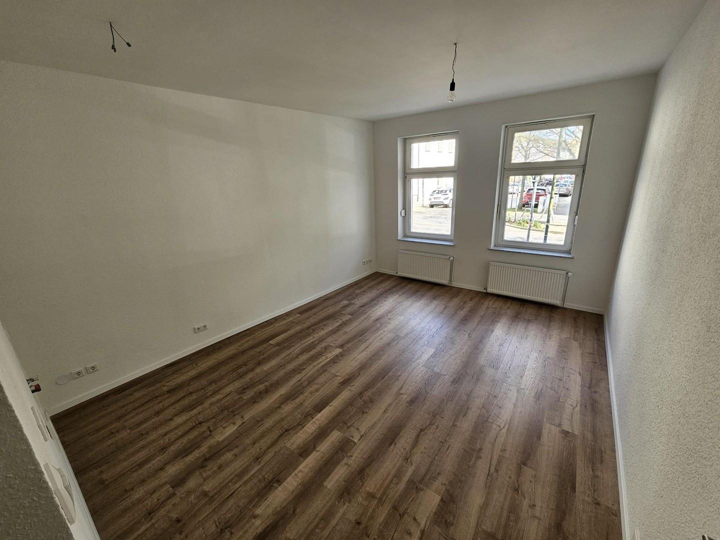 Wohnzimmer mit offener Küche