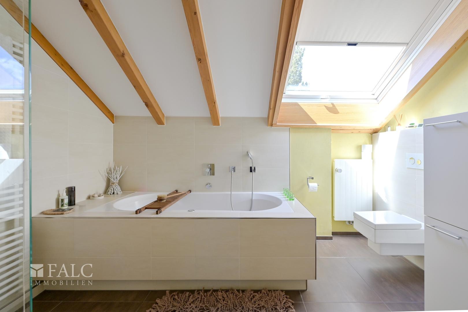 DG Badezimmer Wanne WC