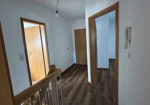 OG Flur Blick zu Bad+Schlafzi 