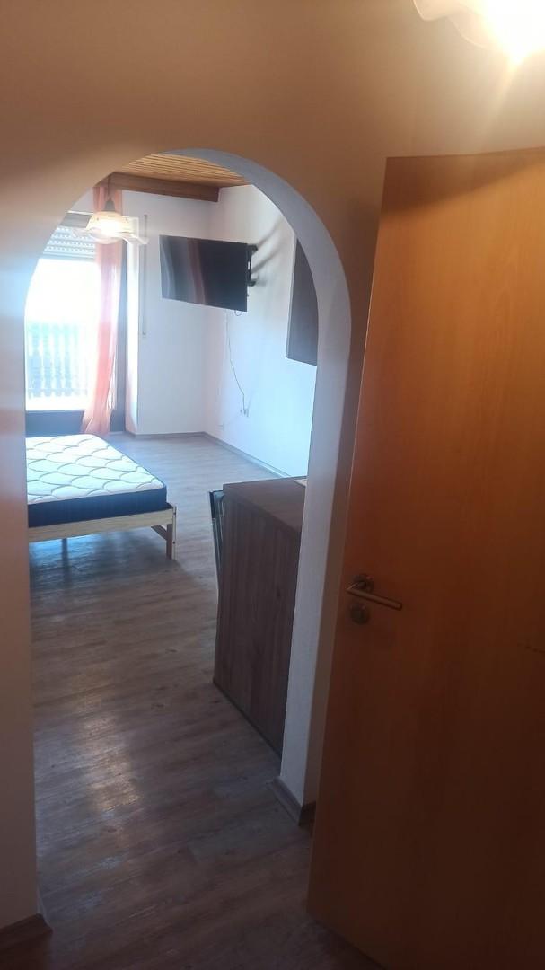 Blick vom Flur in den Raum