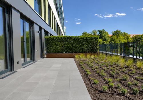 Terrasse und Gartenanteil