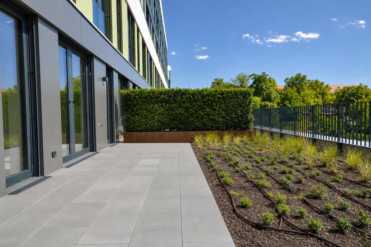 Terrasse und Gartenanteil