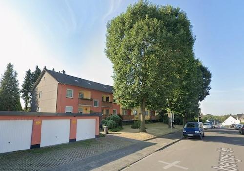 Ansicht Haus mit Garagen  