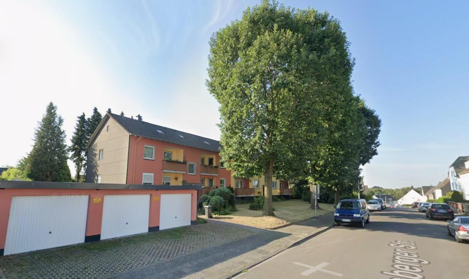 Ansicht Haus mit Garagen  
