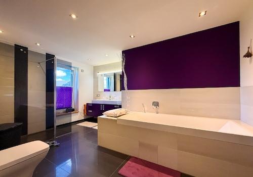großes Badezimmer