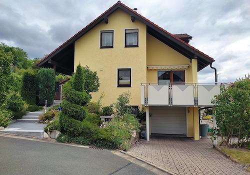 Eingang, Balkon, Haus-Garage