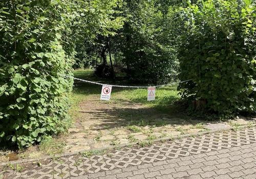 Westgrenze, neben Privatstraße