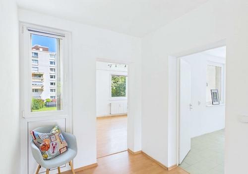 Blick ins Kinder/Arbeitszimmer und in die Küche