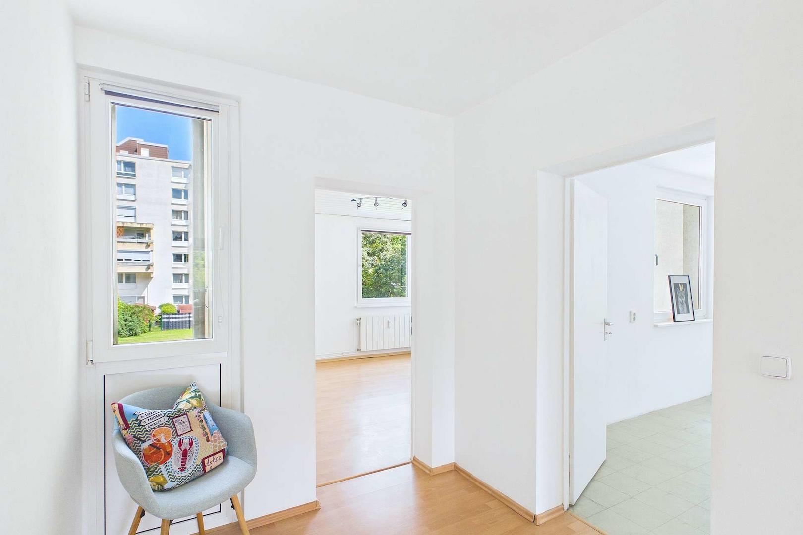 Blick ins Kinder/Arbeitszimmer und in die Küche