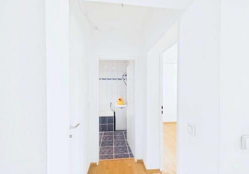 Blick vom Flur zum Badezimmer