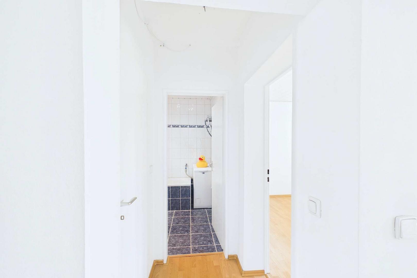 Blick vom Flur zum Badezimmer