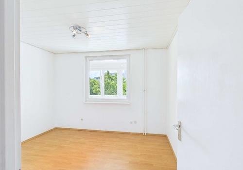 Schlafzimmer mit Blick zum verglasten Balkon