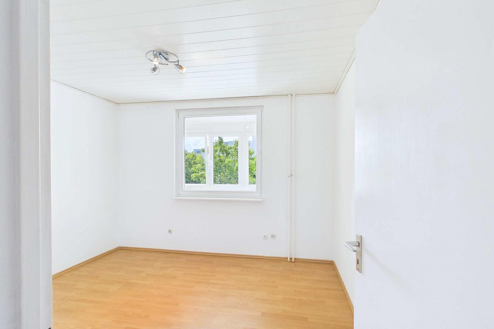 Schlafzimmer mit Blick zum verglasten Balkon