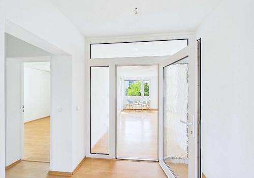 Blick ins Wohnzimmer und links ins Schlafzimmer