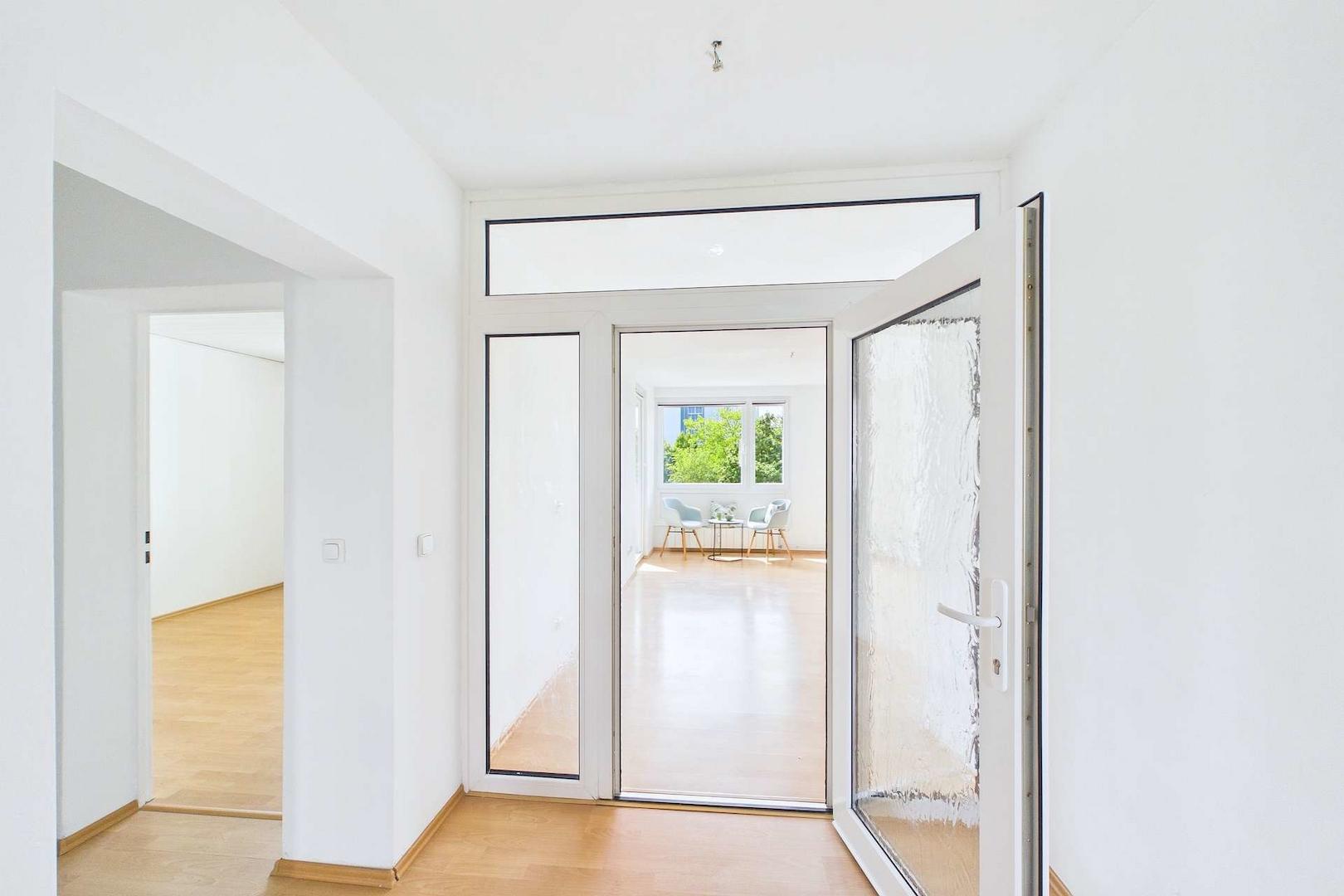 Blick ins Wohnzimmer und links ins Schlafzimmer