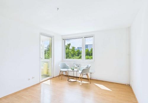 Zugang vom Wohnzimmer zum verglasten Balkon