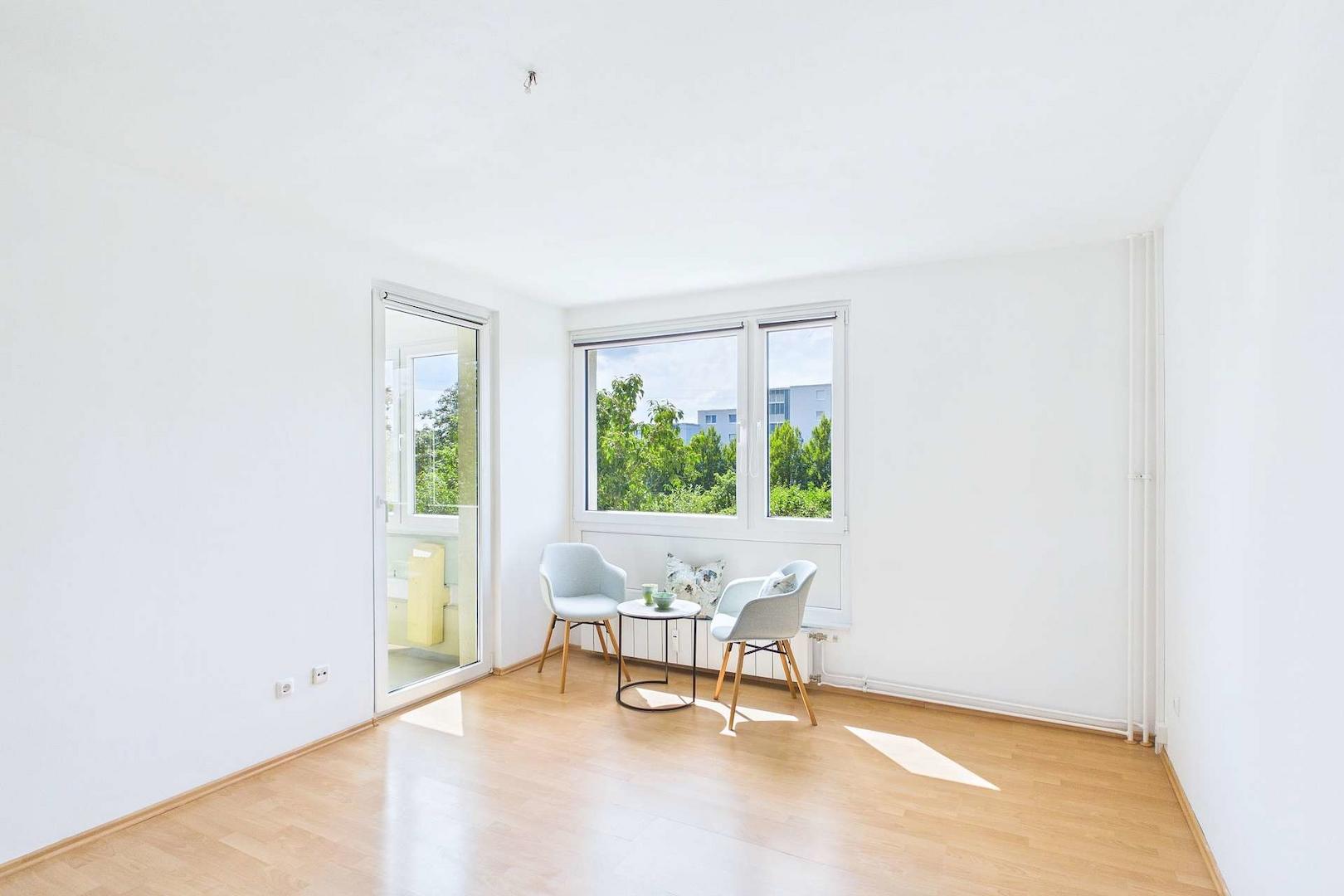 Zugang vom Wohnzimmer zum verglasten Balkon