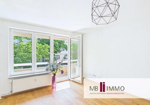 Wohnzimmer mit Blick zum Balkon