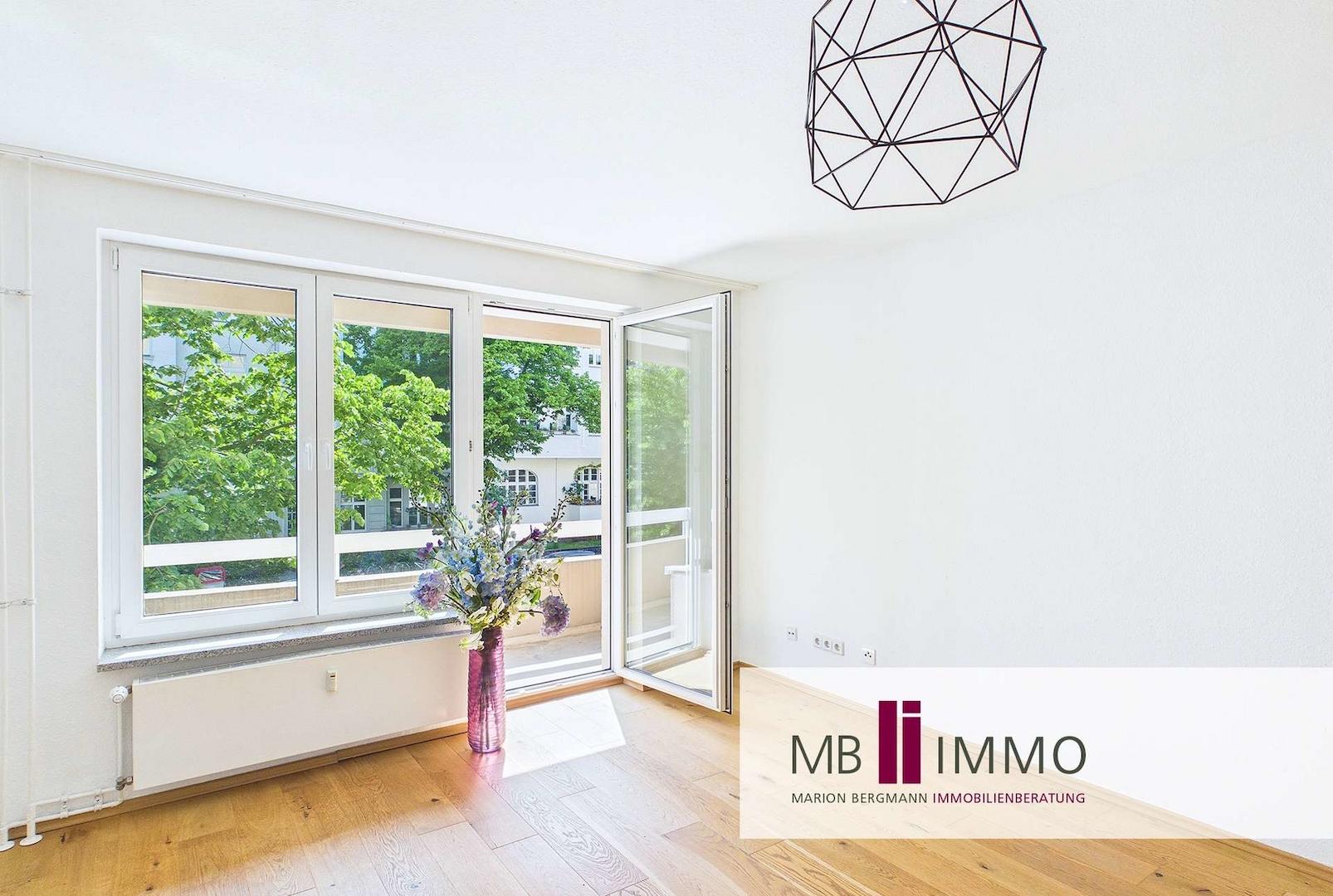 Wohnzimmer mit Blick zum Balkon