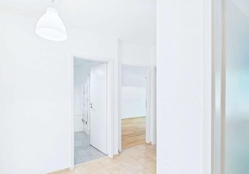 Flurblick zum Bad und zum Zimmer 1