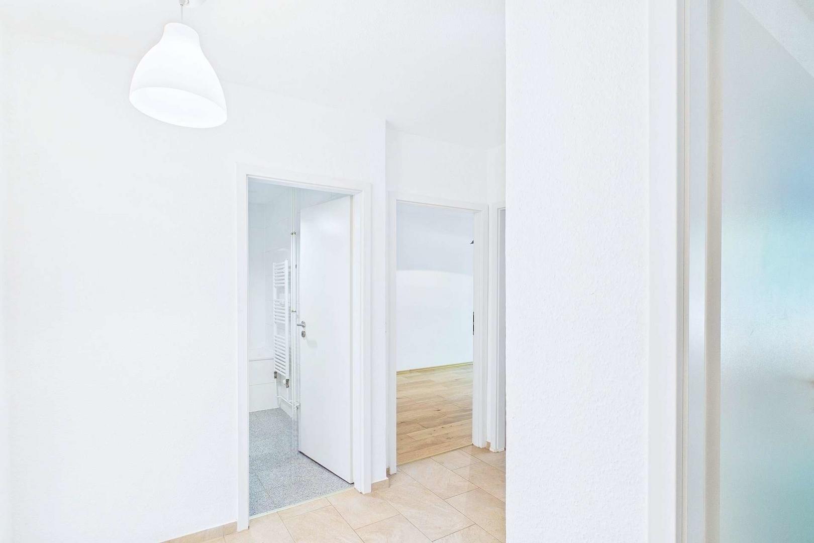Flurblick zum Bad und zum Zimmer 1