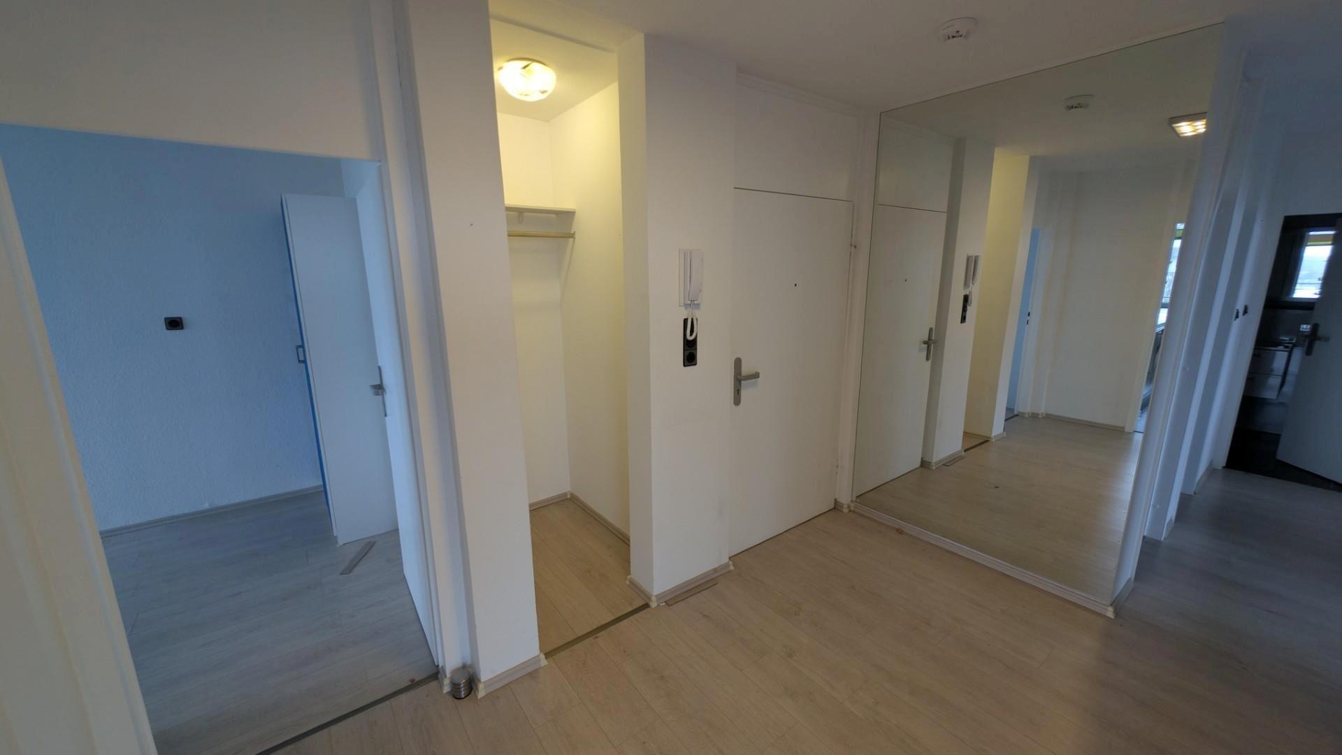 Flur mit Garderobe/Abstellraum