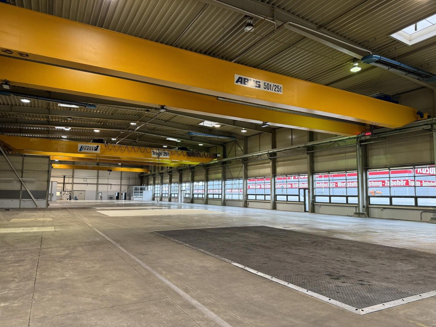Halle mit Krananlagen