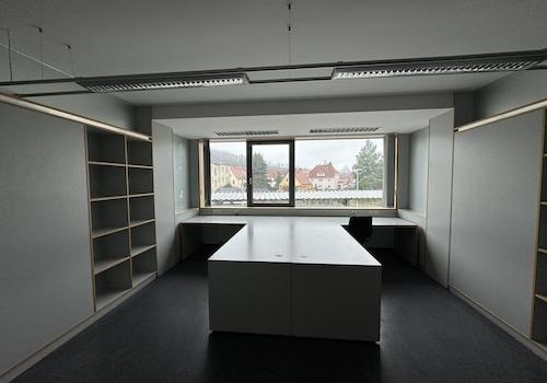 Büro möbliert