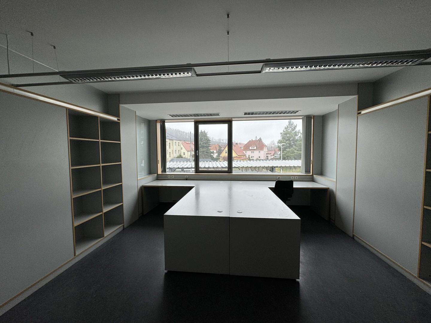Büro möbliert