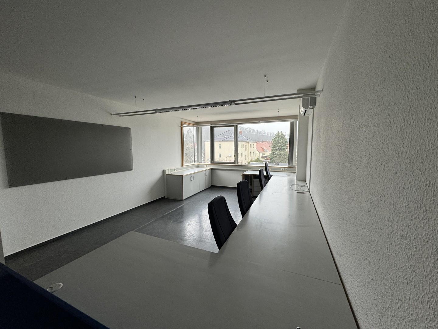 Büro möbliert