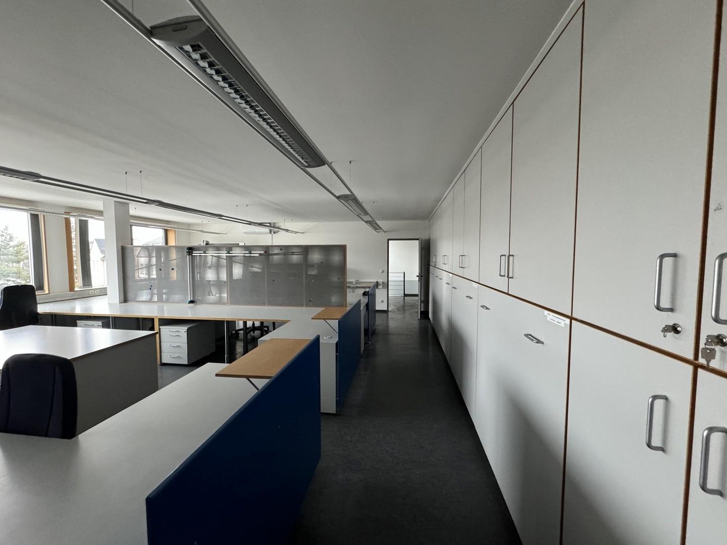 Büro möbliert
