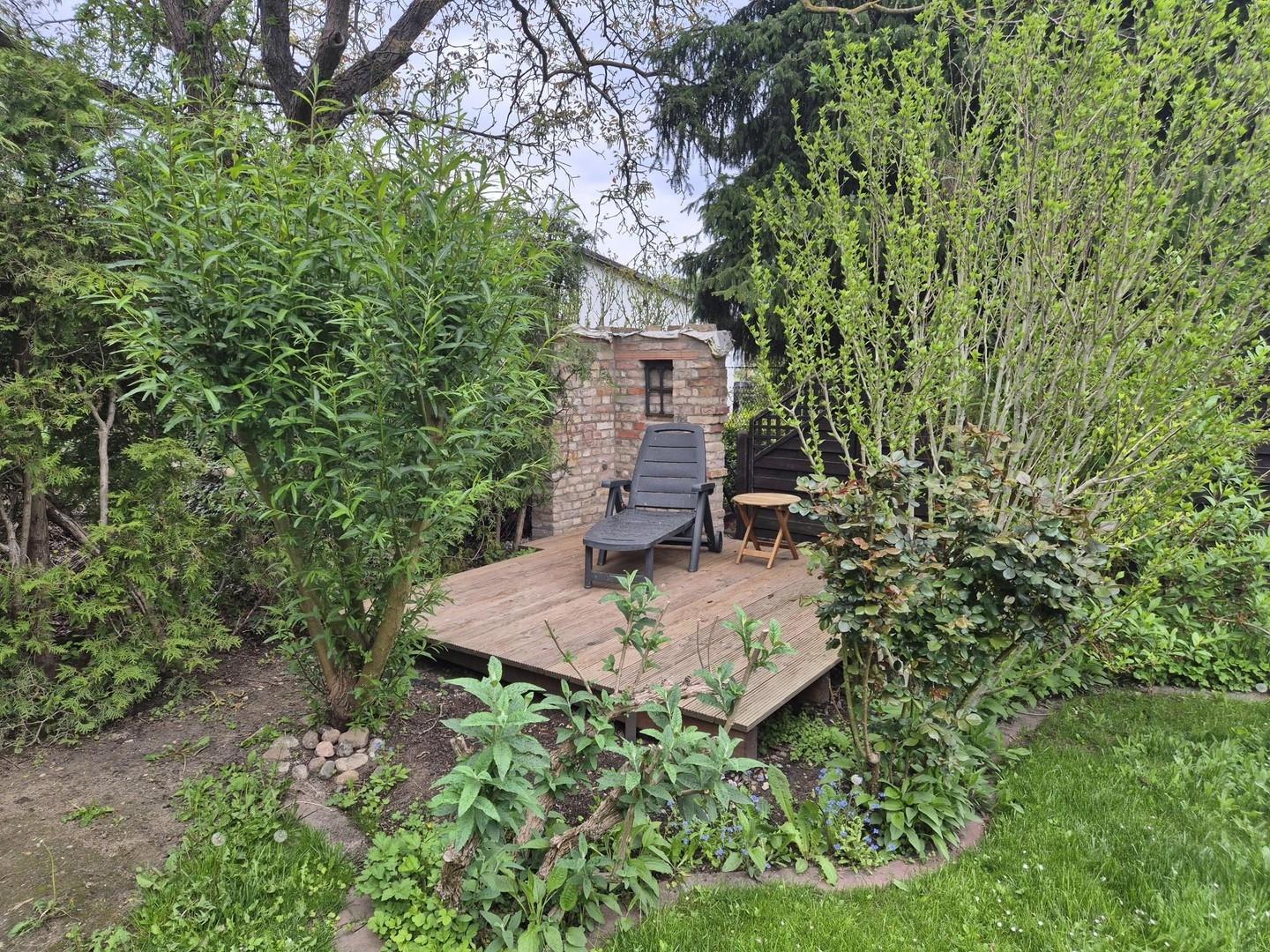 Freisitz mit Holzterrasse