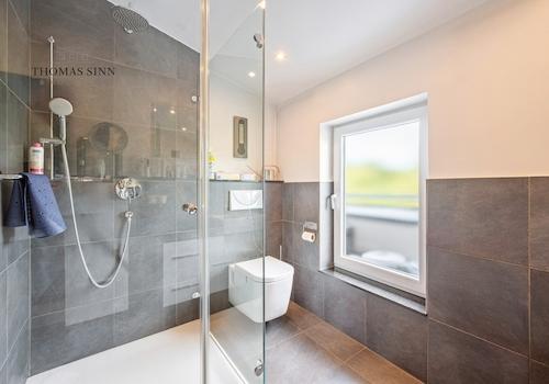 DG1: Badezimmer mit Dusche
