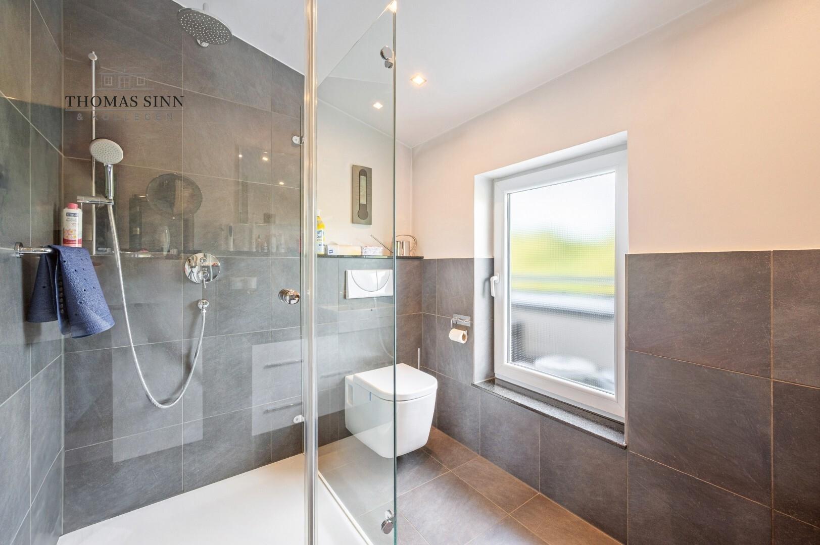 DG1: Badezimmer mit Dusche