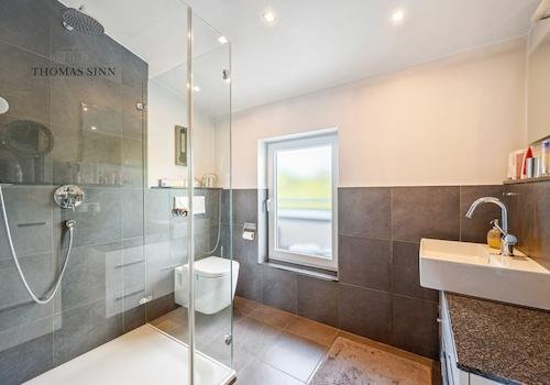 DG1: Badezimmer mit Dusche