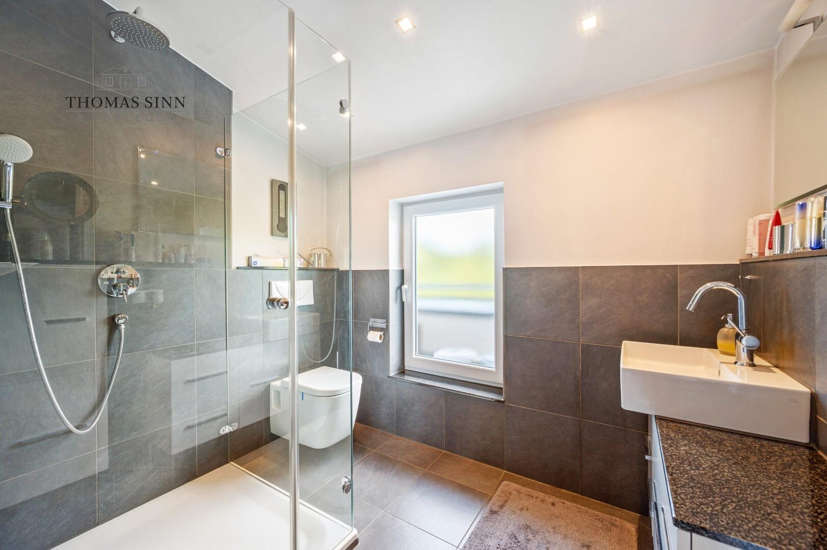 DG1: Badezimmer mit Dusche