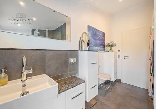 DG1: Badezimmer mit Dusche