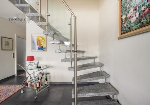 DG1: Treppe vom Wohn-/Esszimmer ins DG2