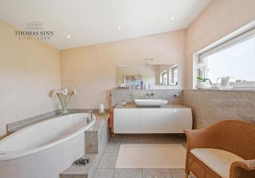 DG2: Wellnessbad mit Wanne