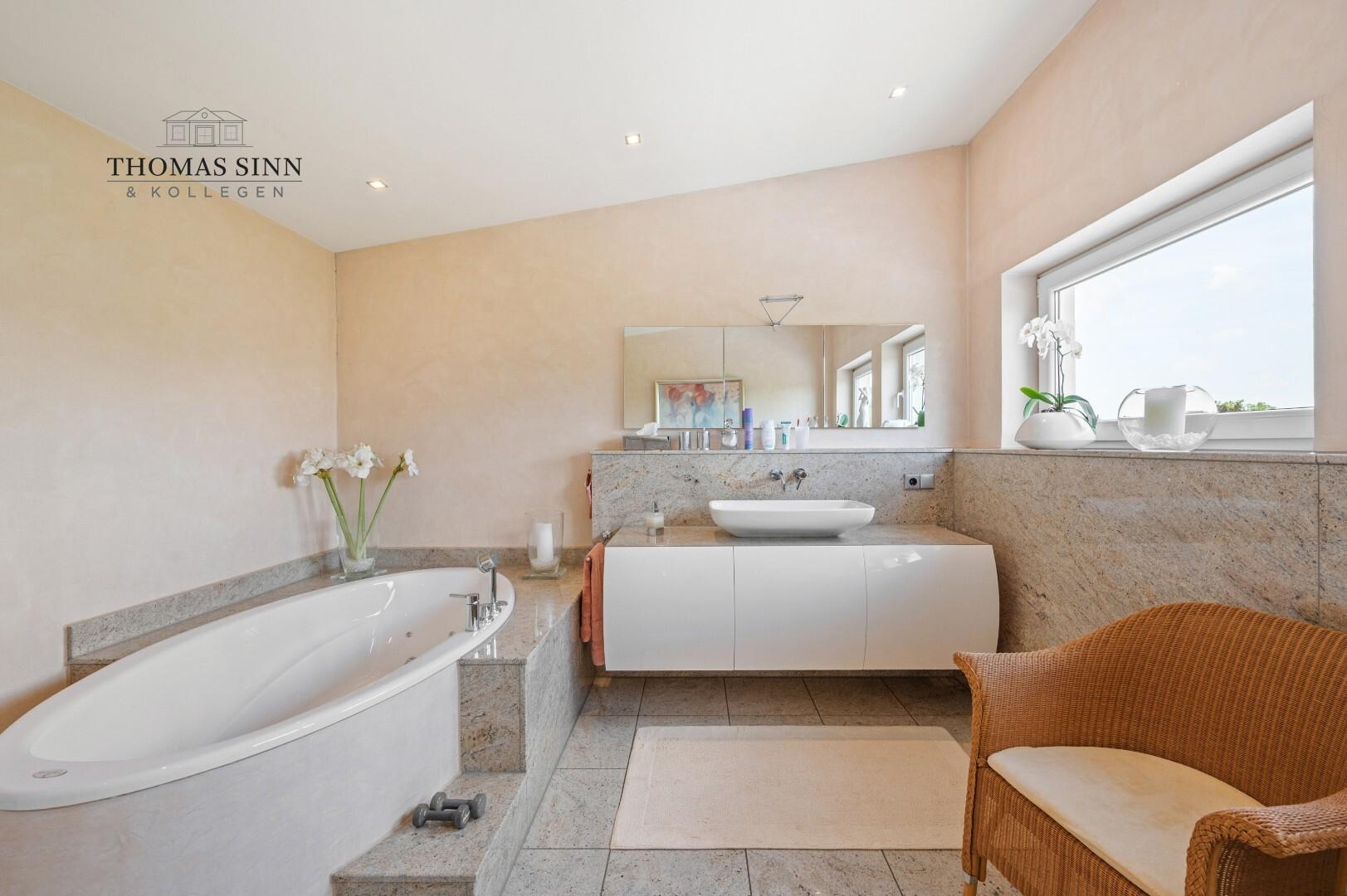 DG2: Wellnessbad mit Wanne