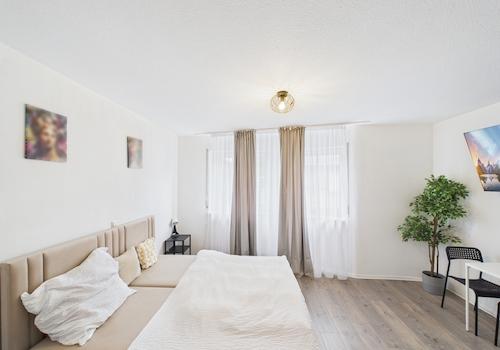 Schlafzimmer 1