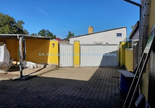 Kleiner Hof mit Pkw-Stellplatz, Terrasse, Garten grenzt an
