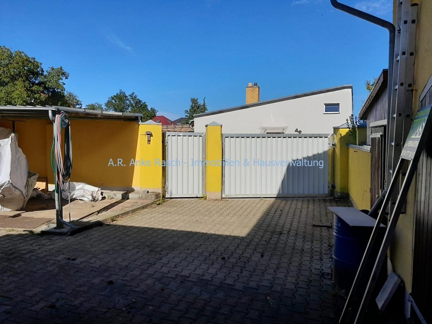 Kleiner Hof mit Pkw-Stellplatz, Terrasse, Garten grenzt an