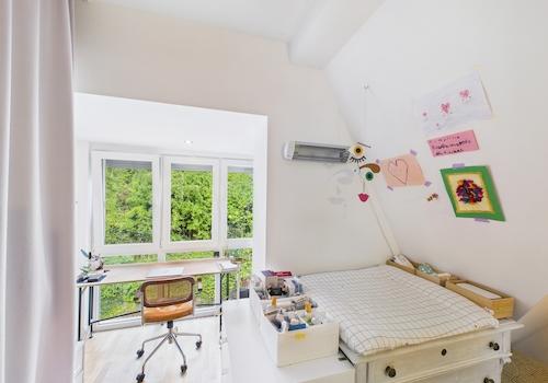 Arbeitsplatz mit Blick in Garten