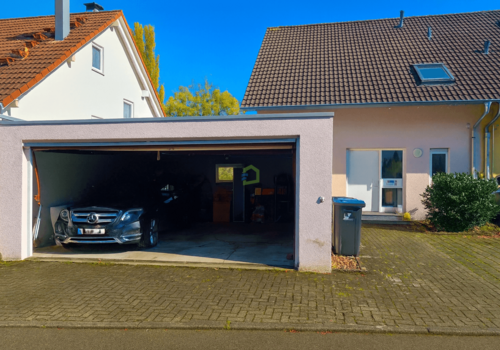 Hauseingang mit Garage