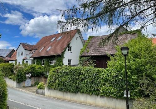 zwei Häuser mit kleinerScheune