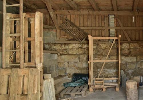 Scheune, innen Sandstein/ Holz