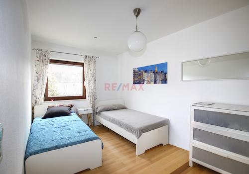 Schlafzimmer OG 1 Blick zum Fenster