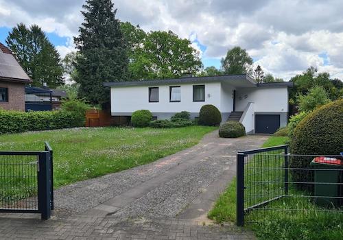Blick von vorne von der Straße